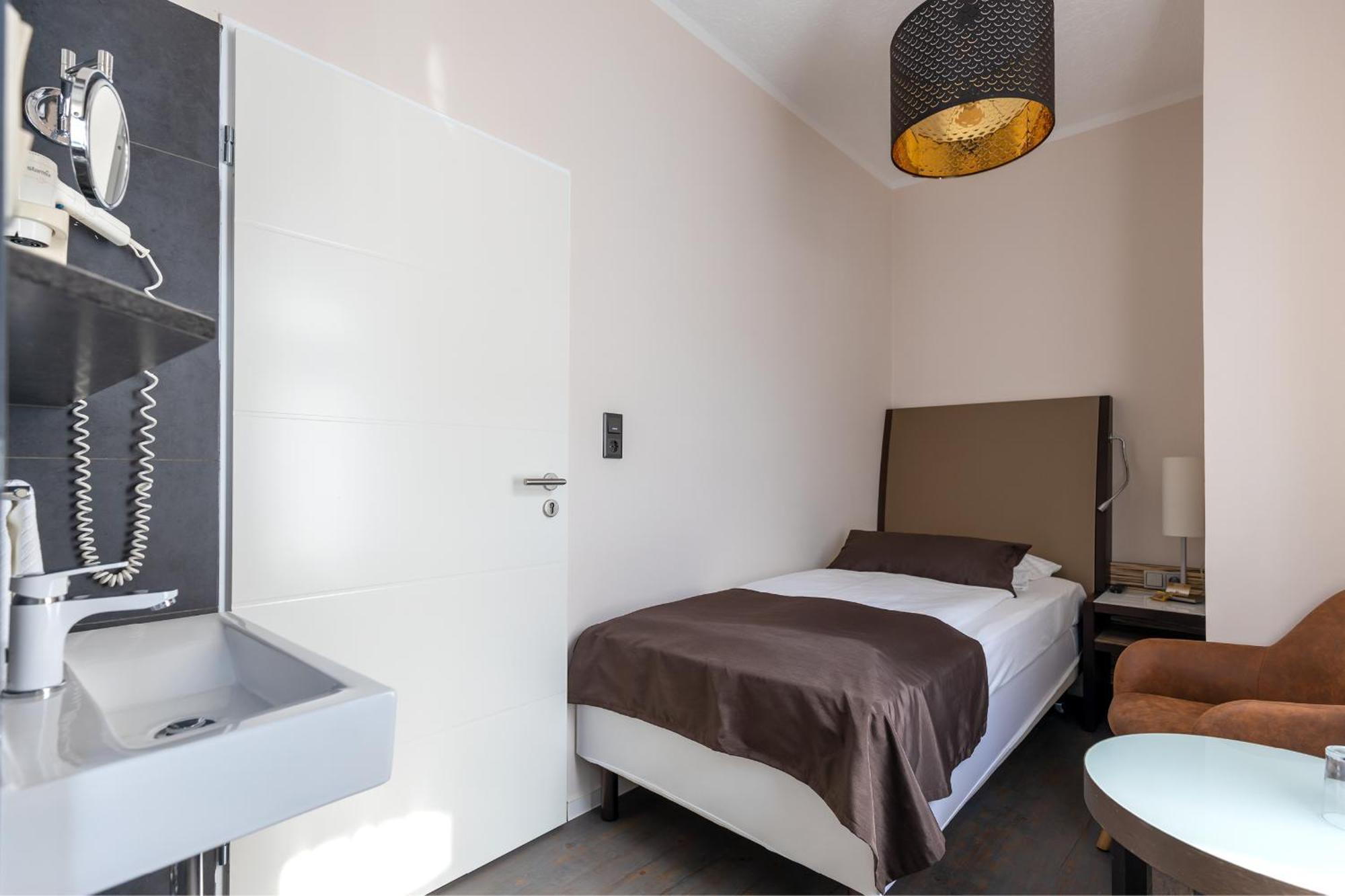 ארפורט Hotel Garni " Am Domplatz" מראה חיצוני תמונה